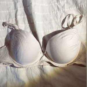  Supersöt bh med spetsdetaljer - Söt ljusbeige bh med vadderade kupor och justerbara axelband. Spetsdetaljer med söta broderade blommor längs kanterna ger en romantisk vibe. Mjuk och bekväm med liten rosett framtill. 💕