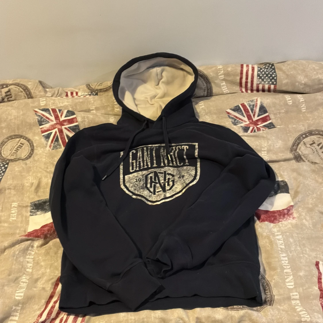 Mörkblå hoodie från GANT med tryck