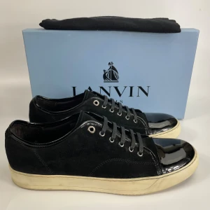 Lanvin skor  - Hej! Säljer nu dessa sjukt snygga lanvin skor. Skorna är i toppskick! Har begränsat antal boxar och dustbag. Hör av dig vid frågor. 