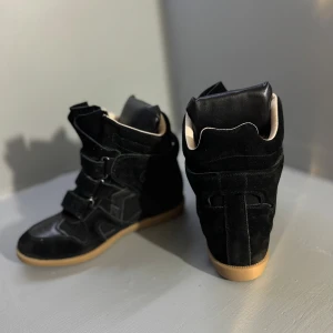 Isabel Marant skor  - 💕Skick 10/10.    💕Köpt från versai collective 💕 taggen från sidan medföljer. 
