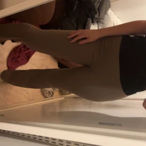 Beiga raka byxor med hög midja - Snygga beiga byxor med rak passform och hög midja. Byxorna har en stilren look och passar perfekt till en trendig vardagsoutfit. Materialet känns mjukt och följsamt, vilket gör dem bekväma att bära hela dagen.