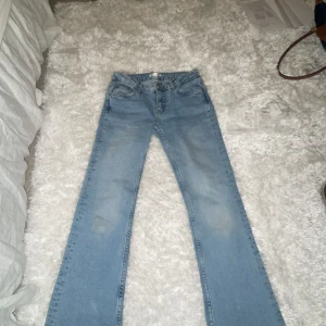 Ljusblå low waist bootcut jeans Gina Tricot - Säljer ett par ljusblå jeans från Gina Tricot i klassisk bootcut-modell. Storlek 152 säljer de då tyvärr är för korta på mig 🥹 men annars så fin passform och så fint skick❤️ kontakta om du har fler frågor!