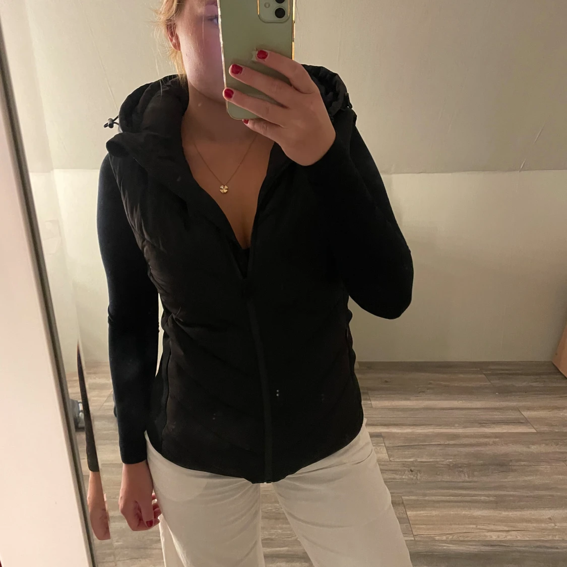 Svart dunväst med huva från Zara