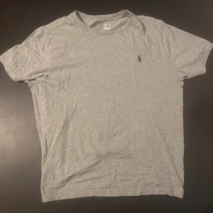 Grå t-shirt från Polo Ralph Lauren - Snygg grå t-shirt från Ralph Lauren!