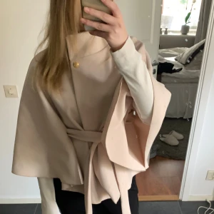 Kappa poncho  - Fin poncho kappa perfekt höst jacka! Säljer pga har en annan färg jag använder mer🤍 öppen för prisförslag 