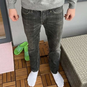 Levi's 519 jeans  - Sjukt snygga levis jeans i modellen 519 slim. Mörkblå/svarta med diskreta slitningar. Inga deffekter. Storlek 30/30. Bara att höra av dig vid funderingar eller frågor!