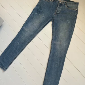 A.P.C jeans - APC jeans i mycket bra skick och inga defekter. Storleken är 33📏 Jeansen har stilrena slitningar👖Färgen är ljusblå och dom är selvedge 🔵Nypris: 3000kr💸 Skriv för måtten och om ni undrar något👍🌟