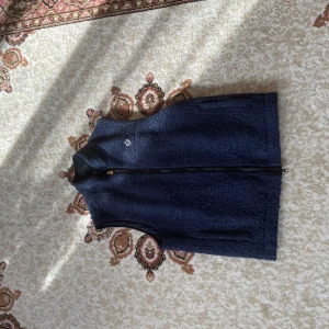 Morris fleeceväst - Mörkblå fleeceväst från Morris med hög krage och hel dragkedja framtill. Västen har två fickor och en liten broderad logga på bröstet.