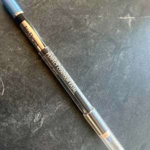 IsaDora Perfect Contour Kajal Light Blue - IsaDora Perfect Contour Kajal i färgen 64 Light Blue är en mjuk kajalpenna med ljusblå nyans. Pennan har svart kropp, blå kork och transparent plasthylsa. Perfekt för att skapa färgstarka och definierade ögonlooks. Oöppnad förpackning 