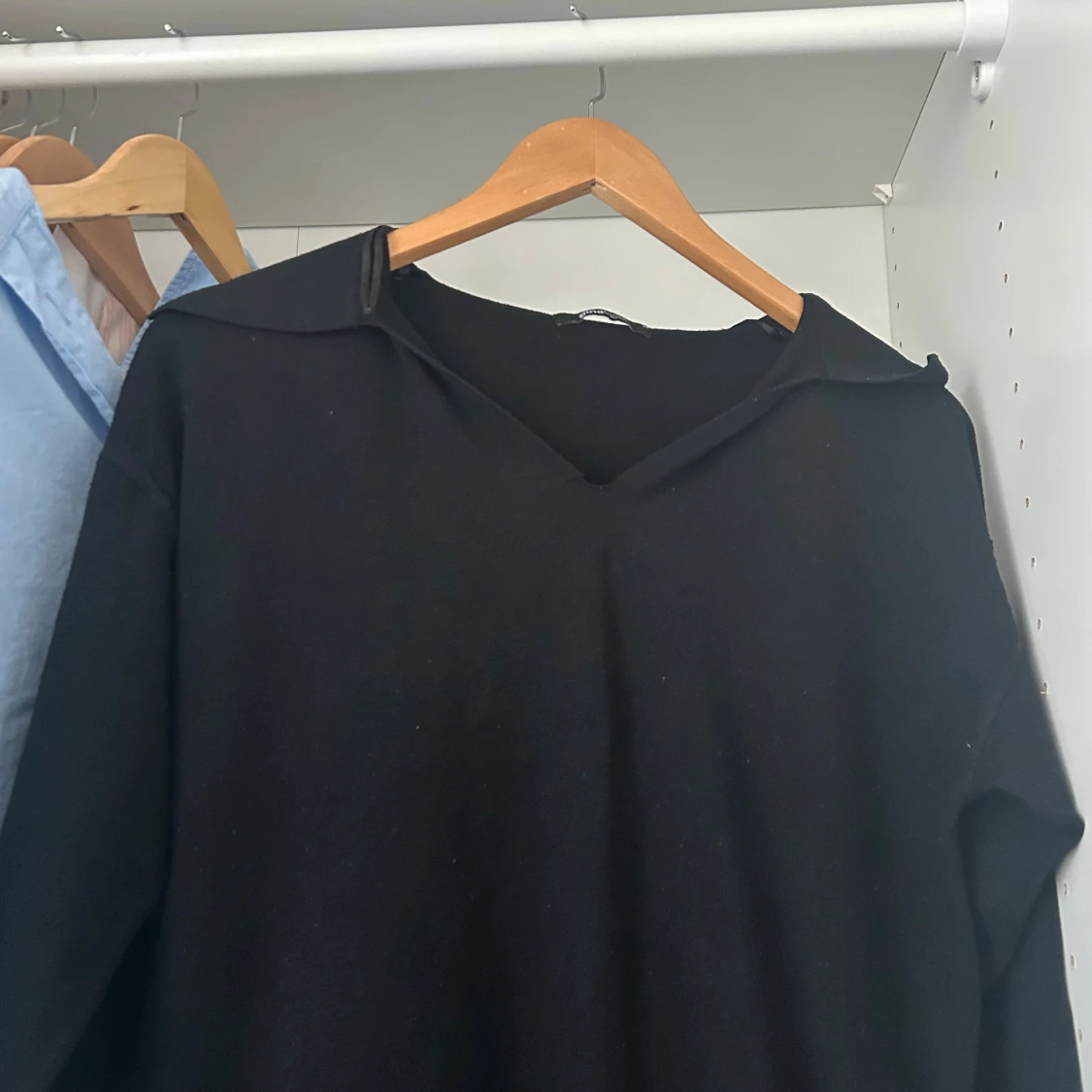 Svart stickad tröja med krage Gina Tricot - 1