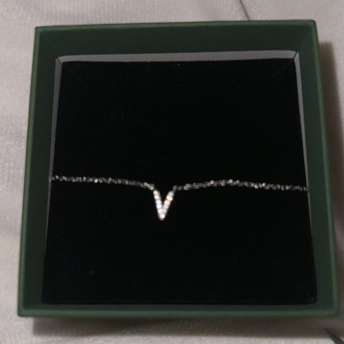 Silverhalsband med V-formad berlock - 1