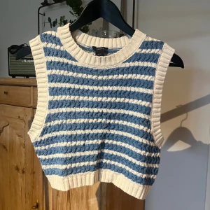 Väst  - Blå vit randig väst i en kort modell 