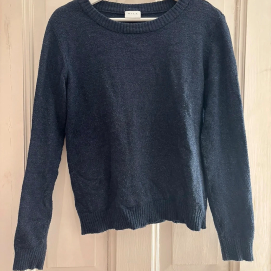 Mörkblå stickad tröja från Vila - 2