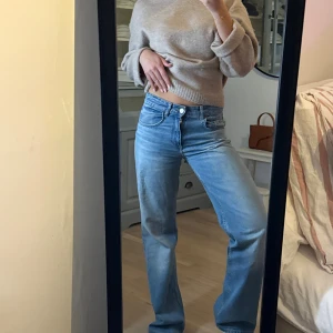 Ljusblå raka jeans med mellan hög midja  - Säljer ett par super snygga, raka jeans från Zara, med en mellan hög midja, men fortfarande inte hög. Byxorna är använda men i ett mycket bra skick! Storlek 34 