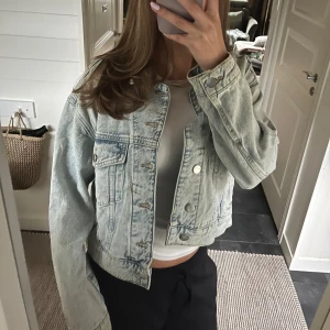 Kort ljusblå jeansjacka/denimjacka från BikBok - Kort ljusblå jeansjacka/denimjacka från BikBok i storlek xs