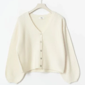 stickad tröja - såå najs stickad kofta från ginatricot🩷🩷perfekt nu till kyligare dagar🍂helt ny med prislappen kvar!