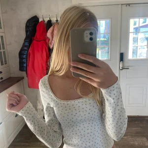 Gullig tröja  - Supersöt blommig tröja från hm, storlek xs🩵🩵