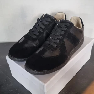 Maison Margiela - Tja säljer nu mina svarta Margiela gats storlek 44. Endast provat de en gång, skick 10/10. Pris kan diskuteras vid snabb affär!🍾