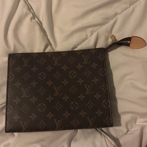 brun väska köpt utomlands  - brun kuvert väska köpt utomlands , inte äkta 