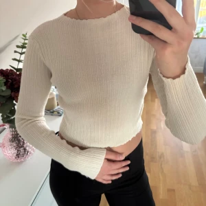 Långärmad fint stickad tröja  - Långärmad cremefärgad fint stickad tröja från Zara🤍 storleken är M men skulle säga att den är lite liten i storleken, väldigt mjuk och mysigt material🤍Skriv vid frågor 🥰