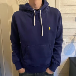 Ralph Lauren hoodie - Mycket fint skick utan defekter Modellen är cirka 172 cm och den sitter perfekt Står att det är storlek M, men sitter som storlek S. Kom gärna med frågor eller prisförslag!