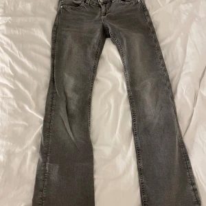 Grå jeans från Gina Tricot, bootcut - Snygga grå jeans från Gina Tricot i storlek 164. Modellen har klassisk femficksdesign och bootcut-ben som ger en schysst siluett. Jeansen är tillverkade i ett mjukt denimtyg och har en cool, tvättad look.