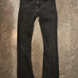 Svarta Crocker jeans  - Säljer ett par fina Crocker i jeans i bra skick, storlek 25/32.