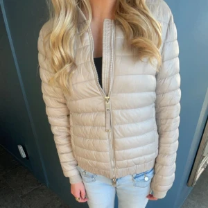 Vårjacka från massimodutti  - Fin beige vårjacka från massimodutti, den har även lite glitterdetaljer. knappt använd så i bra skick, men den är lite smutsig vid dragkedjan men det är inget man tänker på eller ser när man har på sig jackan. 