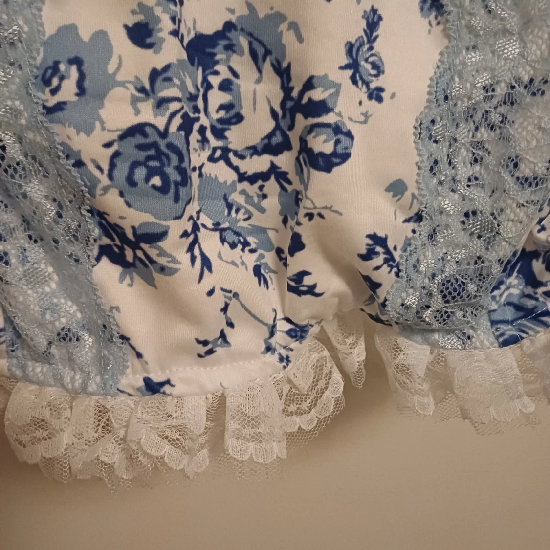 Blommig topp med spets och rosett - 2