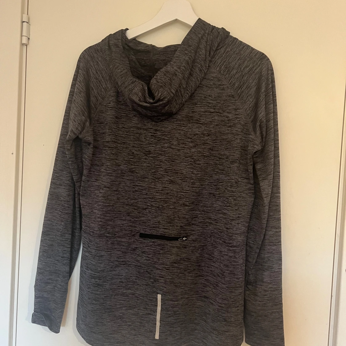 Mörkgrå hoodie från Ullared  - 1