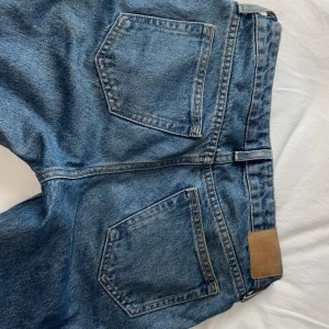 Jeans  - Säljer dess fina byxor från weekday, jättefint skick bara använda fåtal gånger. Storlek 25/32 nypris ca 600kr. Lågmidjade 