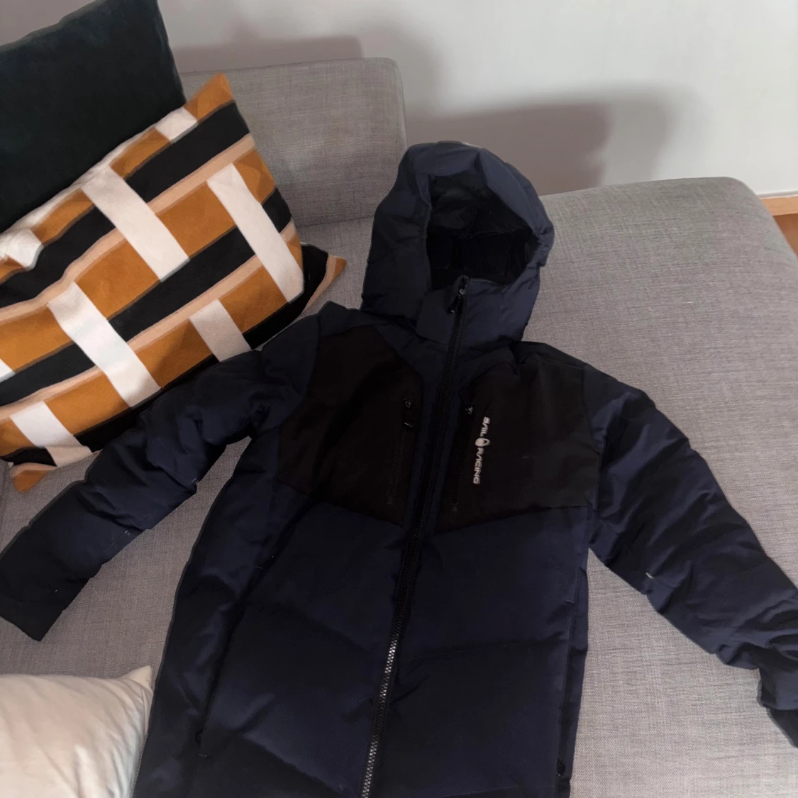 Mörkblå dunjacka från Peak Performance