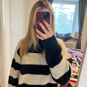 Randig Stickad Tröja - Super mysig randig stickad tröja ifrån HM. Perfekt till hösten. Använd 1 gång och säljer pga att den inte används. Originalpris 250 kr och den säljs inte längre. Pris kan diskuteras. Storlek S men passar M eftersom den är lite oversized.