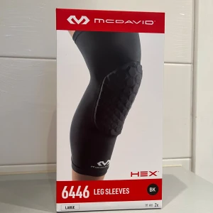 Knäskydd  - Två stycken mcdavid knäskydd, helt nyskick inte använda och kommer i boxen, Är i storlek L men sitter väldigt tajt och passar mig som har Xs-S på byxor