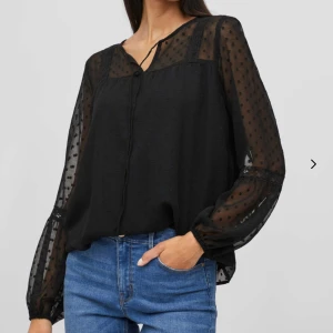Svart prickig blus från Vila - Säljer en svart blus från Vila i storlek 34💞ser exakt ut som första bilderna som den ser ut på!💗