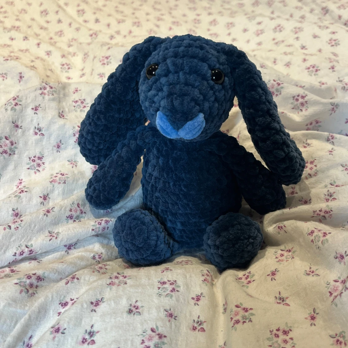 Virkad mörkblå kanin