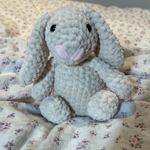 Virkad beige kanin - Hade lite extra tid idag så här lyckades jag bli klar med 3 kaniner!🩷 Denna kaninen i färgen, beige med en ljusrosa nos, hur söt?🤩 !Dessa innehåller säkerhetsögon som inte rekommenderas för barn under 3 år!