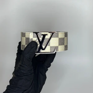 L bälte vit rutig - Helt nya bälten hos oss, kommer bra packat och helt inplastad till dig!