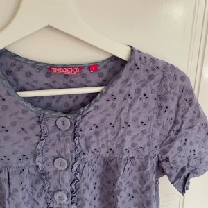 Ljuslila blus - Supersöt ljuslila blus från Indiska med broderade blommor och spetsdetaljer. 