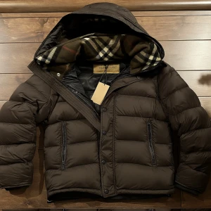 Svart pufferjacka från Burberry - Snygg svart pufferjacka från Burberry. Passar M/S pris kan diskuteras.