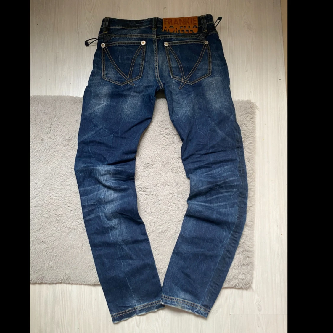 Jeans med snygga slitningar  - 1