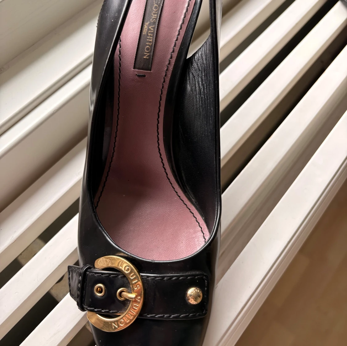 Louis Vuitton svarta pumps med guldspänne