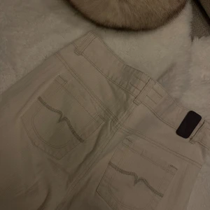 Ljusbeigea jeans  - Ljusbeigea jeans med fina detaljer på fickorna⭐️🤍