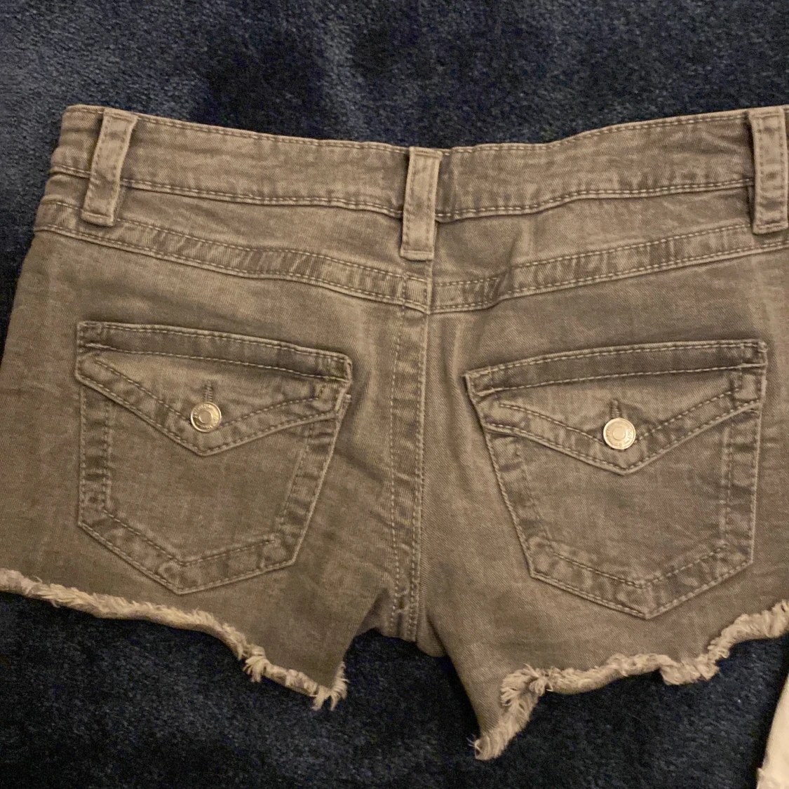 Grå jeansshorts från Gina Tricot - 3