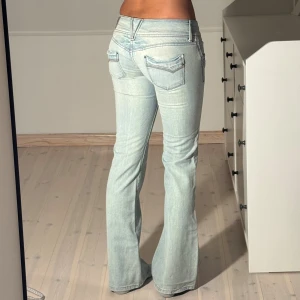 Low bootcut Tommy Hilfiger jeans - Midjemått: 34cm.  Innerbenslängd: 80cm. (Storlek 26.) Kolla in min profil följ för fler plagg🙌