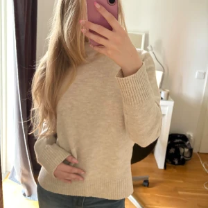 Beige stickad tröja - Supermysig beige stickad tröja från Kappahl. Använd 1 gång.