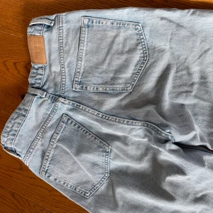 Weekday Rowe ljusblå raka jeans - Ljusblå jeans från Weekday, modell Rowe. Rak modell. Långa ben. 