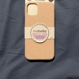 Mobilskal från mobello för iPhone 11 - Mobello Soft Poly mobilskal i beige med mönster. Har använts fåtal gånger har lite skrapor men annars i bra skick. Prist kan förhandlas💕