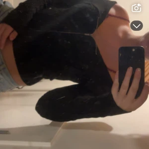 Svart croppad hoodie med dragkedja - Svart croppad hoodie med dragkedja framtill och långa ärmar. Perfekt för dig som gillar en avslappnad och trendig stil. Snygg att matcha med jeans eller kjol.