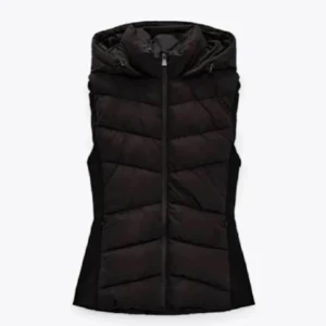 Svart dunväst från Zara med huva - Svart dunväst från Zara med quiltad design och hög krage. Västen har dragkedja framtill och en snygg, figurnära passform. Perfekt för lager-på-lager och enkel att styla till olika outfits.